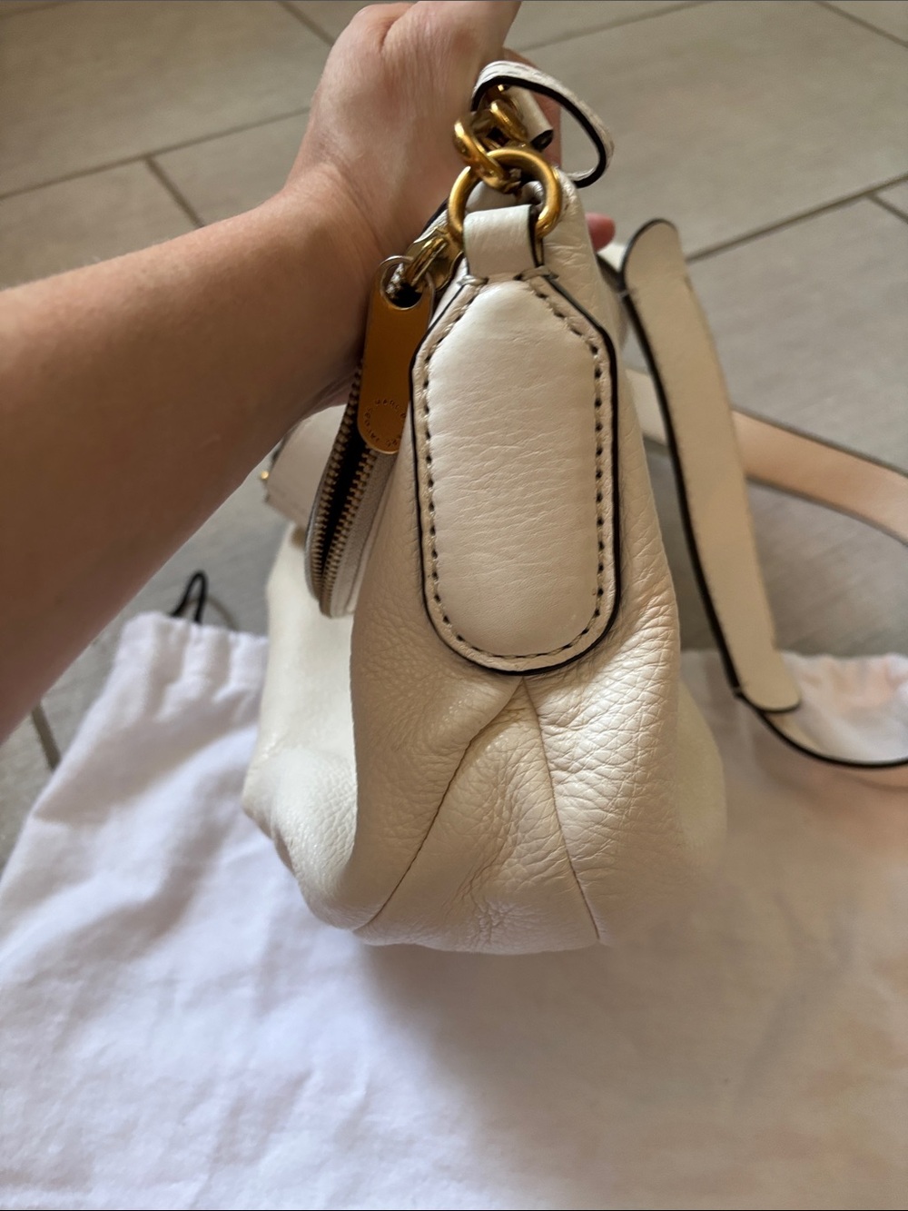 Marc by Marc Jacobs Cream Pebbled Leather Shoulder Bag with Gold Plate - Picture 6 of 10